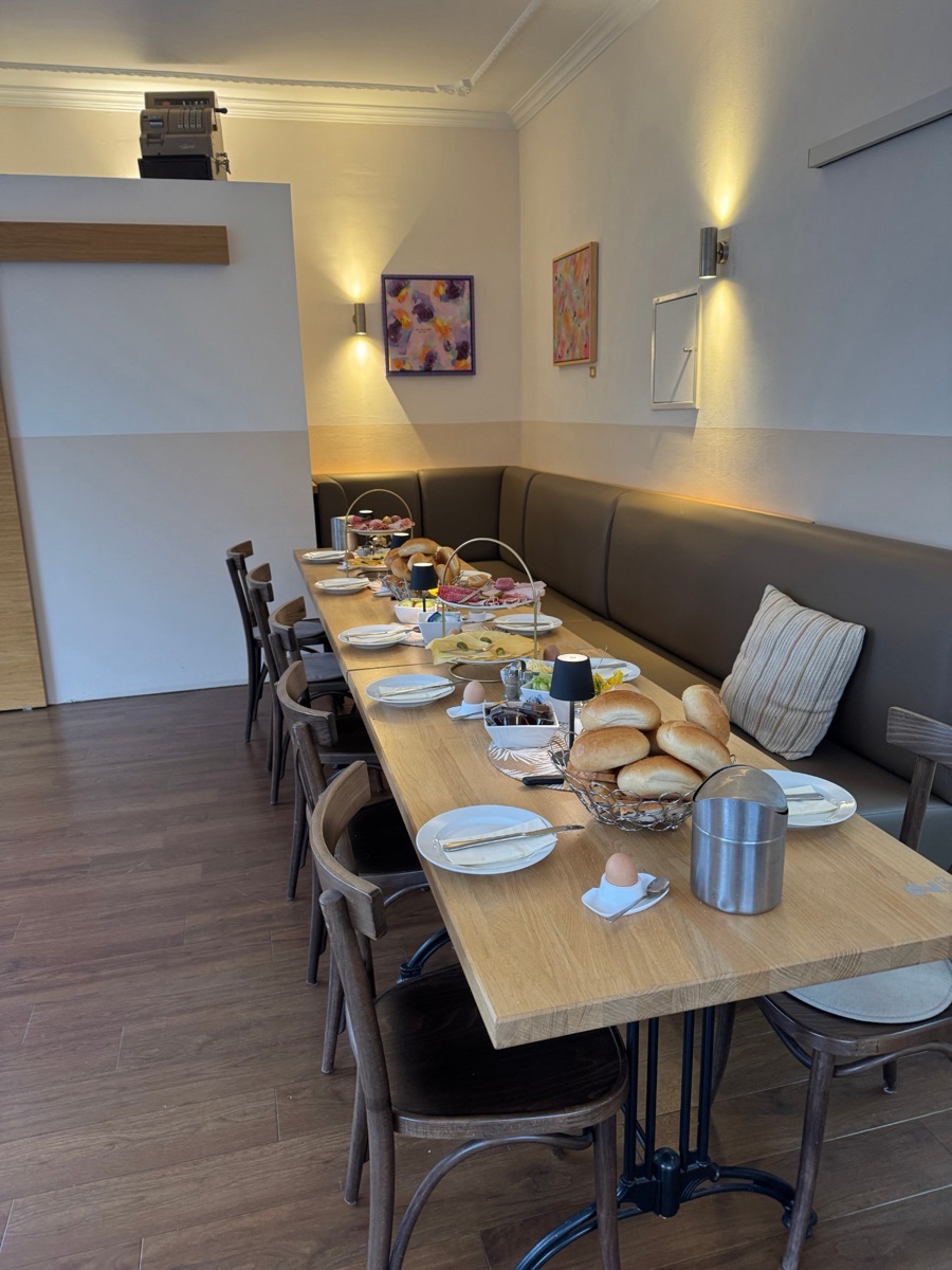 Gedeckter Frühstückstisch im CaféPark mit Brötchen, Wurst- und Käse-Etageren und Frühstückseiern