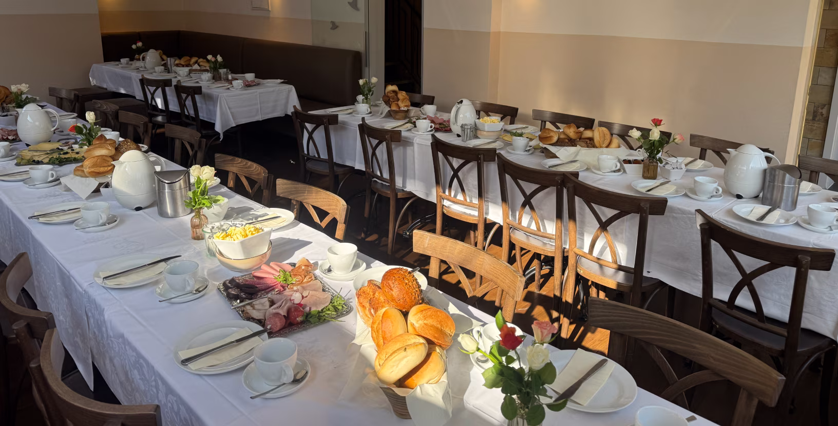 Gedeckte Kaffeetafel für eine rheinische Kaffeetafel und Trauerfeier