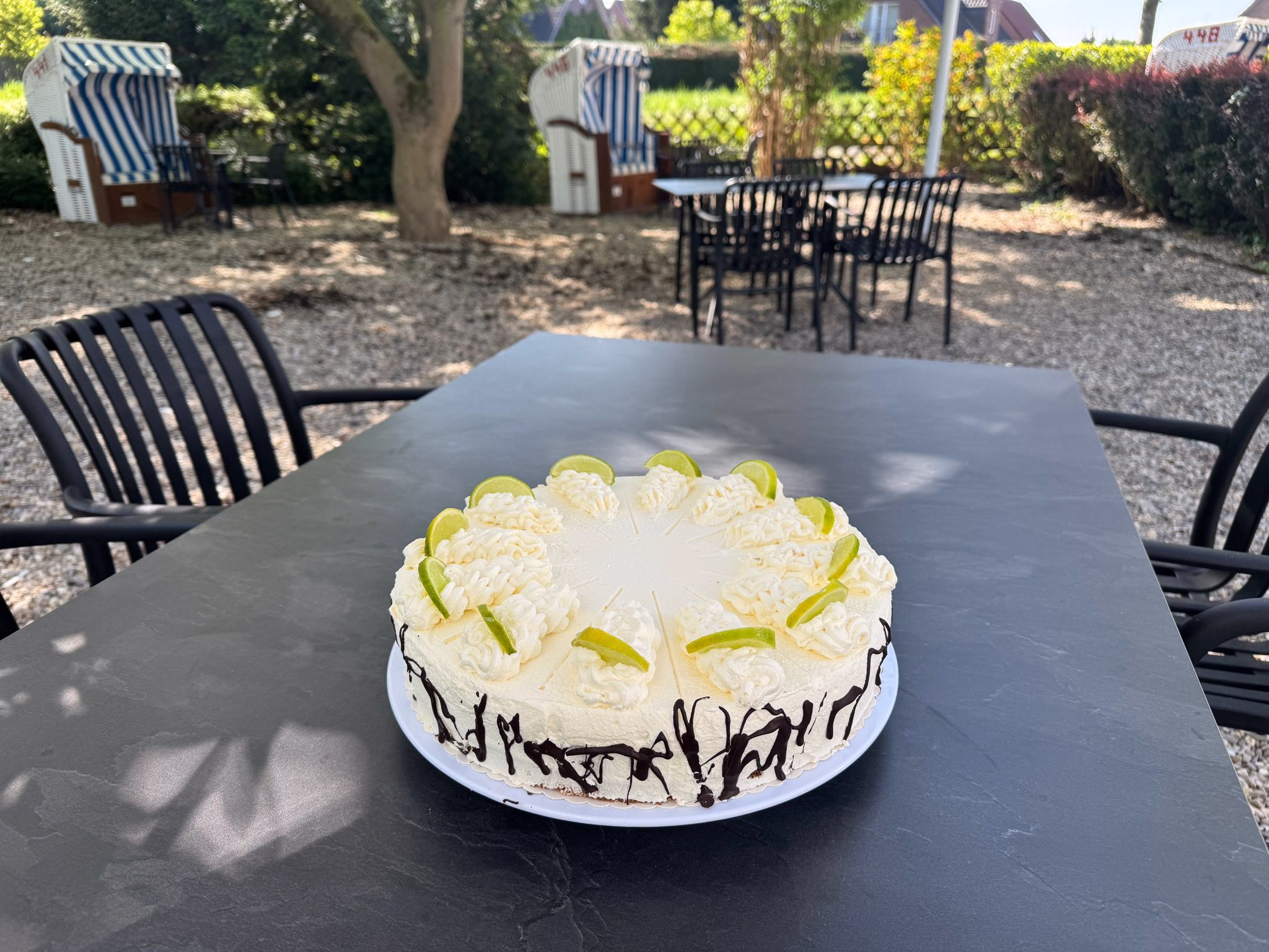 Fruchtige Torte auf der Terasse des CaféPark